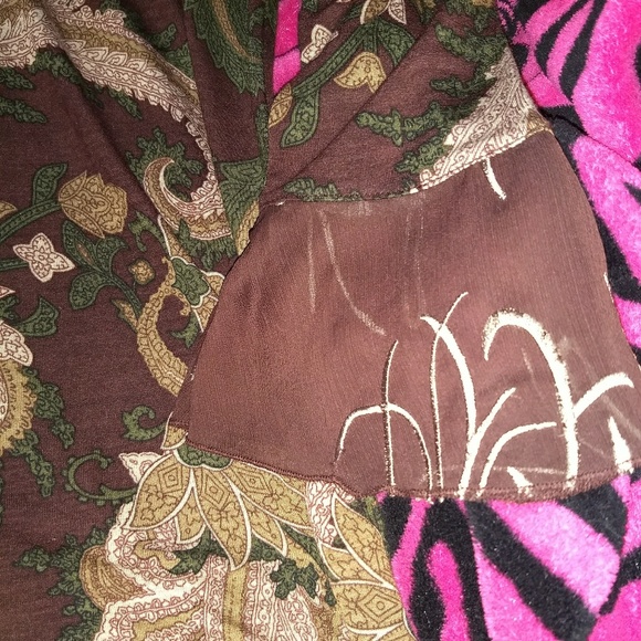 Large V-Neck Flowy Top w/ Cute Sleeves! - Picture 7 of 8